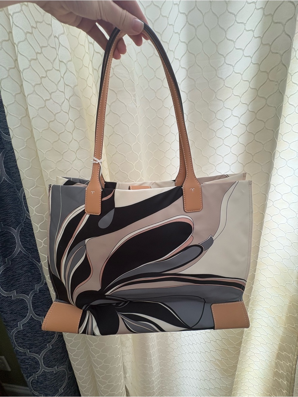 NWT Tory Burch Ella Printed Tote
Neutral Tulip Swirl/ 002
OS - Picture 2 of 5